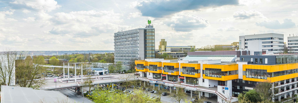 Campus Nord mit Mensa, Mensabrücke und Mathetower Panorama des Campus Nord mit Mensa und Mathetower